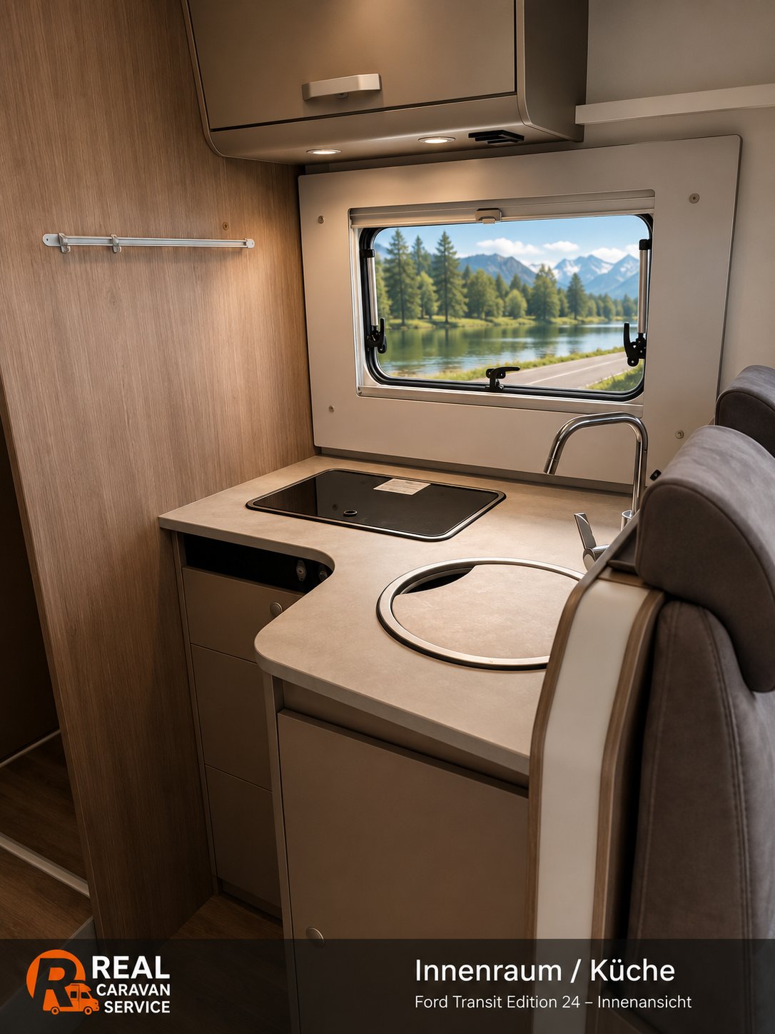 Küche – Carado T447 Küche im Carado T447 – Kochfeld, Spüle und Fenster mit Bergblick